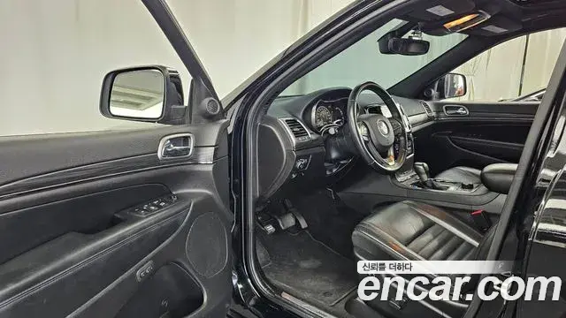 Jeep Grand Cherokee 2021 — Photo 16/32