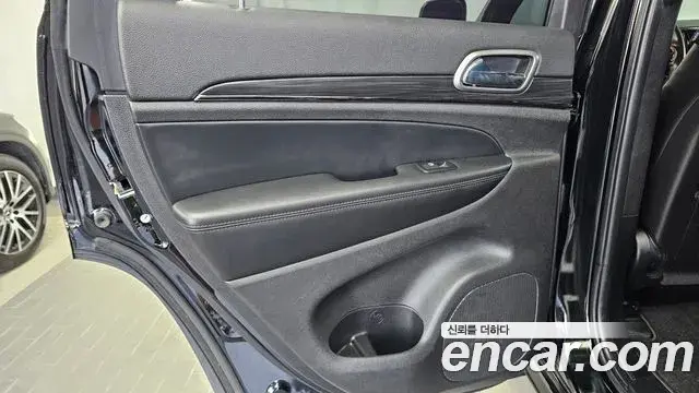Jeep Grand Cherokee 2021 — Photo 26/32
