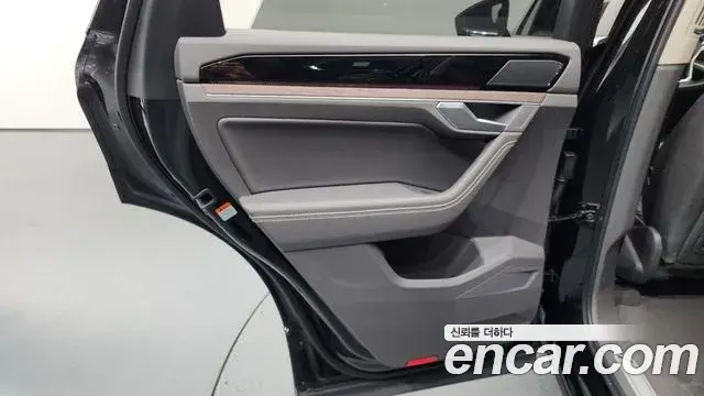Volkswagen Touareg 2023 — Photo 16/37