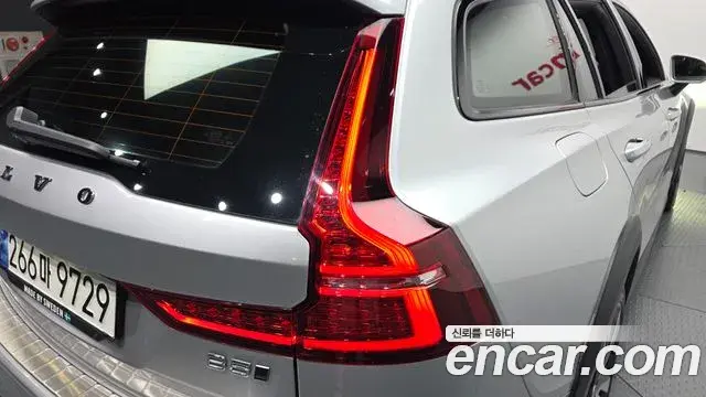 Volvo V60 Cross Country 2021 — Şəkil 29/35