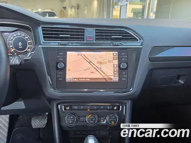 Volkswagen Tiguan 2018 — Şəkil 10/17