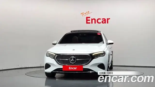 Mercedes-Benz E-Class 2024 — Photo 3/20