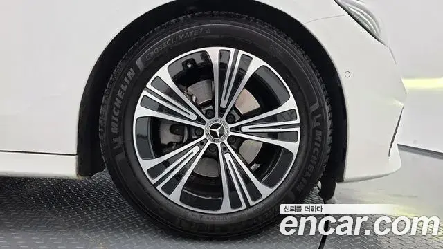 Mercedes-Benz E-Class 2024 — Photo 5/20