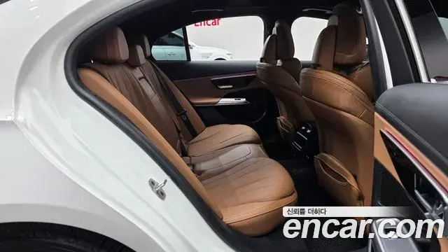 Mercedes-Benz E-Class 2024 — Photo 11/20