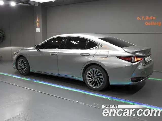 Lexus ES300h 2019 — Фото 1/20