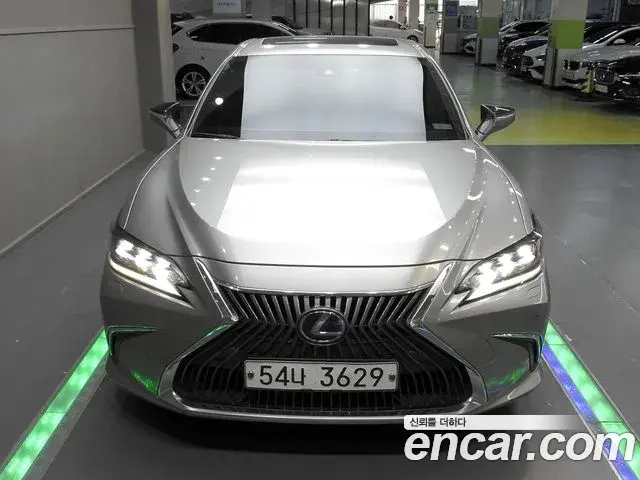 Lexus ES300h 2019 — Фото 2/20