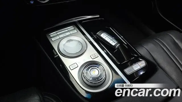 Genesis Electrified G80 2022 — Photo 8/20