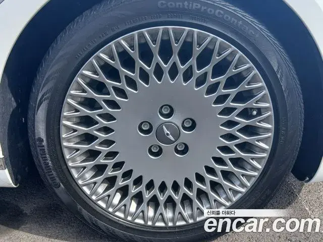 Genesis Electrified G80 2021 — Photo 13/17