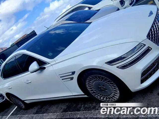Genesis Electrified G80 2021 — Photo 14/17