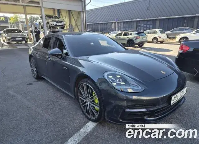 Porsche Panamera 2018 — Photo 2/20