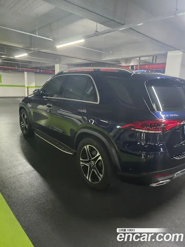 Mercedes-Benz GLE-Class 2021 — Photo 2/10