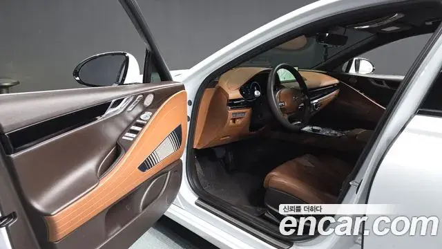 Genesis Electrified G80 2023 — Photo 10/20