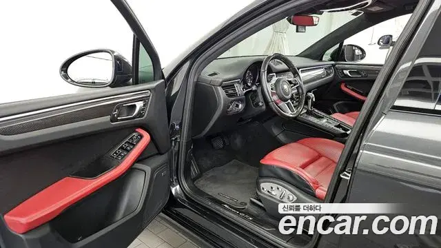Porsche Macan 2021 — Photo 2/20