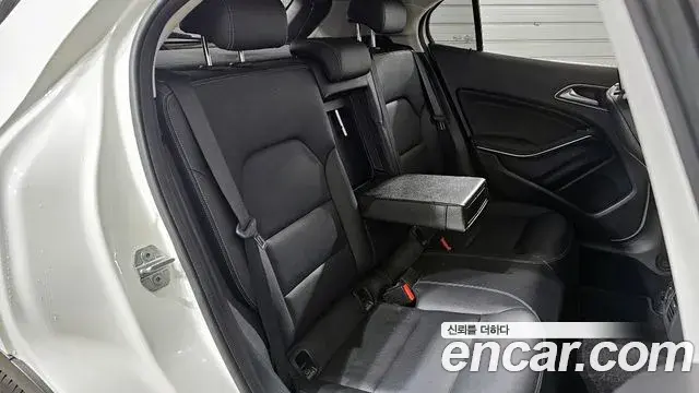 Mercedes-Benz GLA-Class 2019 — Şəkil 7/20