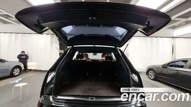 Audi Q7 2022 — Şəkil 10/20