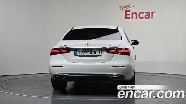 Mercedes-Benz E-Class 2022 — Photo 16/20