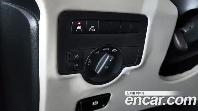 Mercedes-Benz V-Class 2020 — ფოტო 14/20
