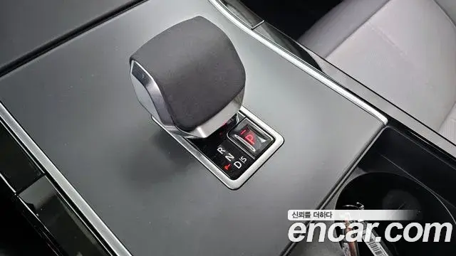 Land Rover Range Rover Velar 2024 — Photo 2/20