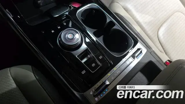 Kia Carnival 2021 — ფოტო 15/20