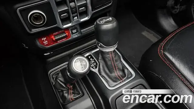 Jeep Wrangler 2018 — ფოტო 19/20