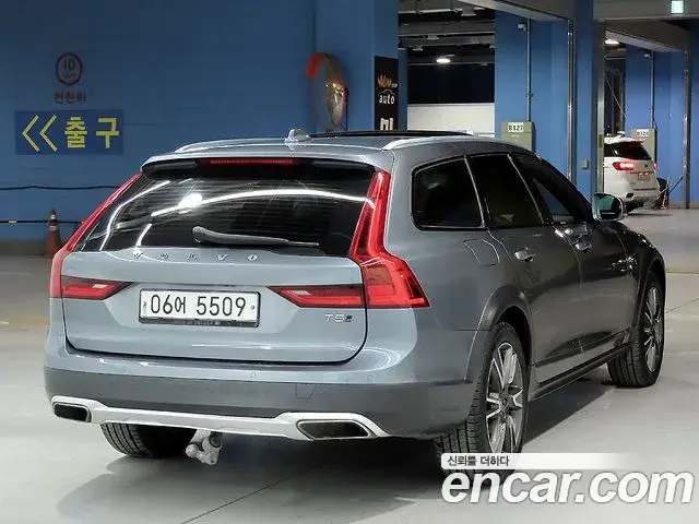 Volvo V90 Cross Country 2018 — ფოტო 16/20