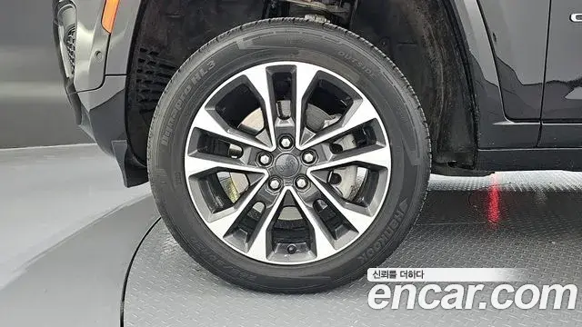 Jeep Grand Cherokee 2022 — ფოტო 18/20