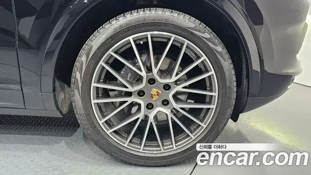 Porsche Cayenne 2023 — ფოტო 20/20
