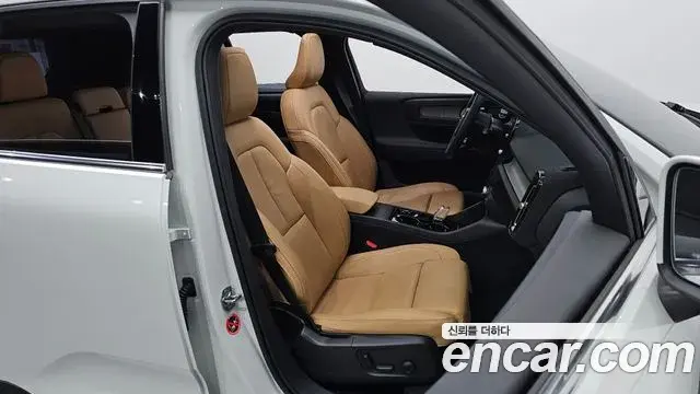 Volvo XC40 2021 — Фото 10/20