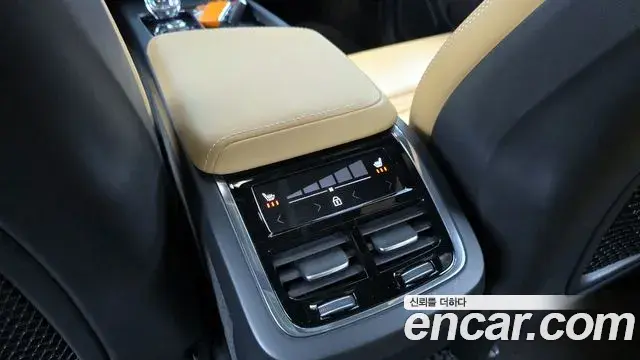 Volvo XC60 2022 — Şəkil 12/20