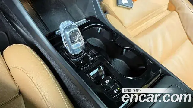 Volvo XC40 2022 — Photo 10/20