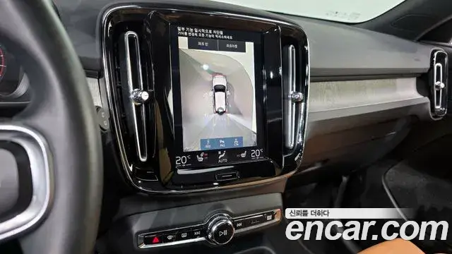 Volvo XC40 2022 — Photo 12/20