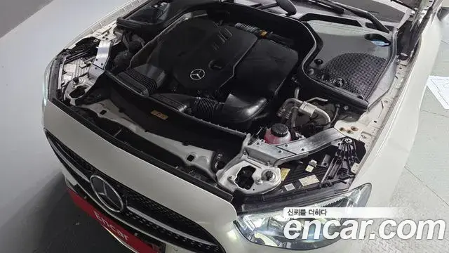 Mercedes-Benz E-Class 2022 — Photo 15/20