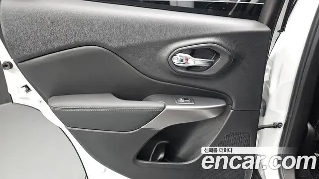 Jeep Cherokee 2021 — Photo 7/34
