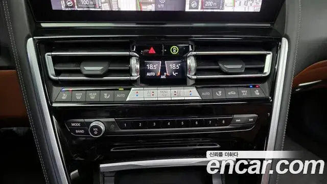 BMW 8 Series 2024 — Photo 27/32
