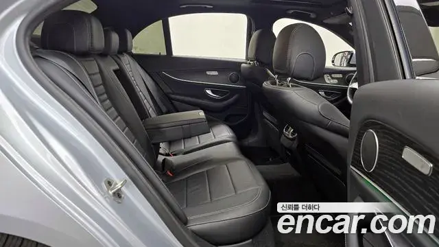 Mercedes-Benz E-Class 2021 — ფოტო 16/20