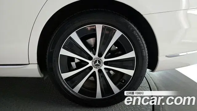 Mercedes-Benz E-Class 2019 — Photo 8/31