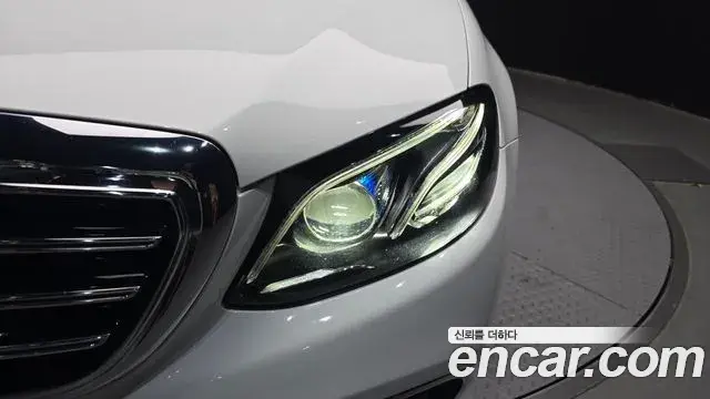 Mercedes-Benz E-Class 2019 — Photo 12/31