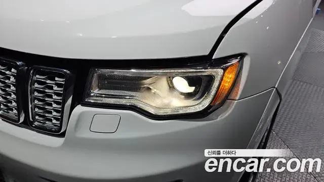Jeep Grand Cherokee 2020 — Şəkil 15/31