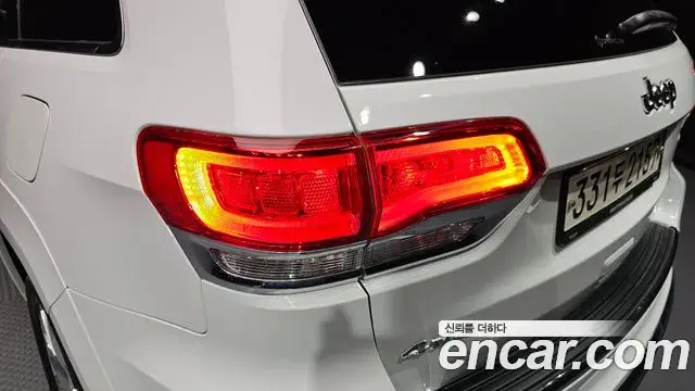 Jeep Grand Cherokee 2020 — Şəkil 24/31