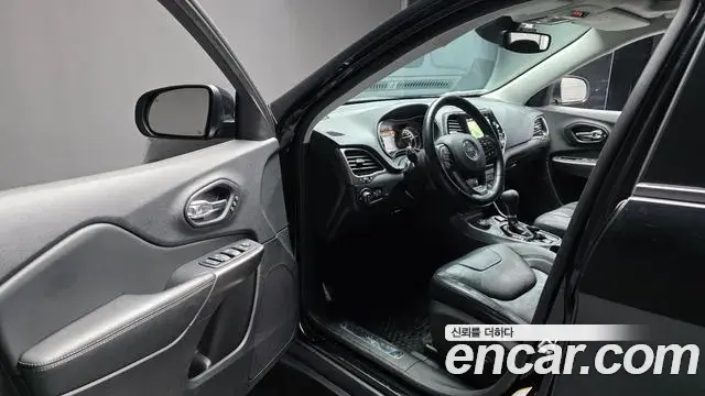 Jeep Cherokee 2021 — ფოტო 19/32