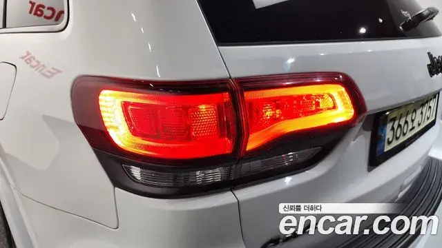 Jeep Grand Cherokee 2021 — Şəkil 15/35