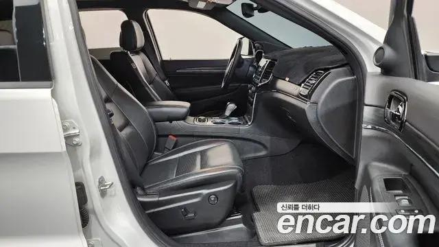 Jeep Grand Cherokee 2021 — Şəkil 20/35