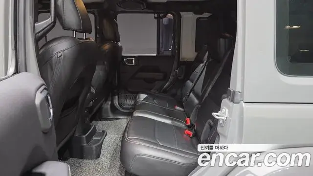 Jeep Wrangler 2023 — ფოტო 29/31