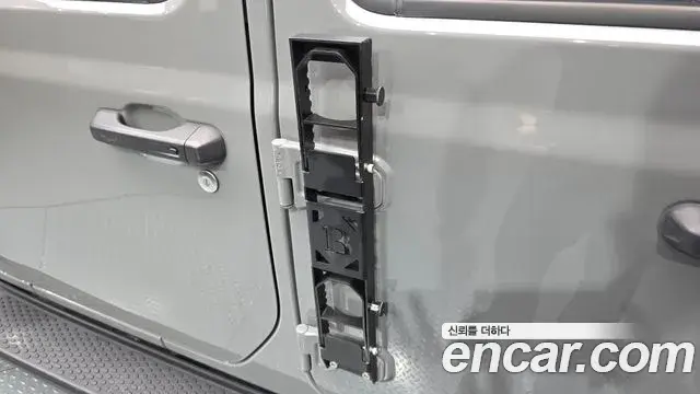 Jeep Wrangler 2023 — ფოტო 8/31
