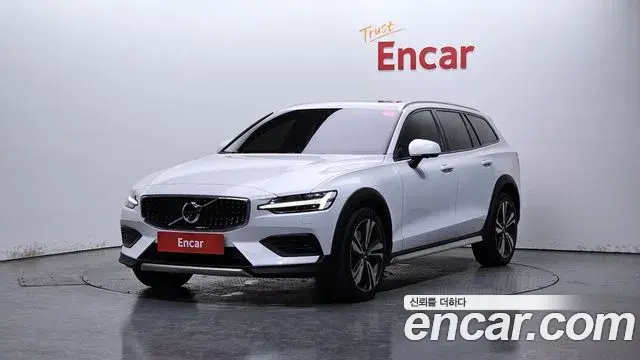 Volvo V60 Cross Country 2021 — Фото 1/20