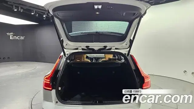 Volvo V60 Cross Country 2021 — Фото 20/20