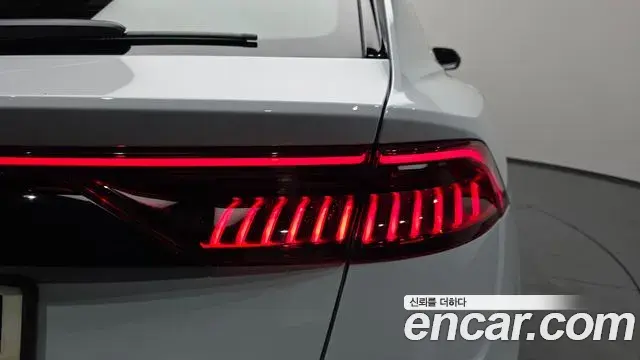 Audi Q8 2021 — ფოტო 28/39