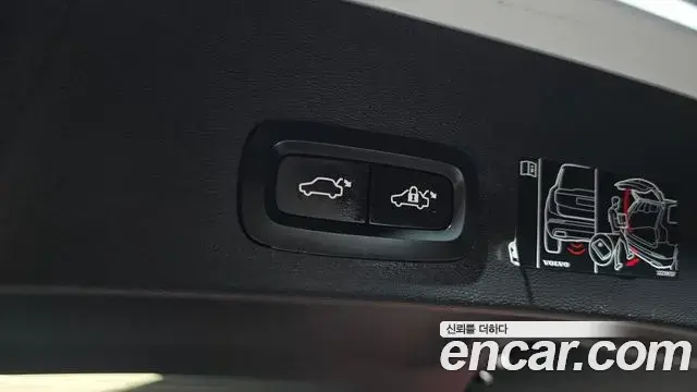 Volvo XC40 2021 — Photo 6/30