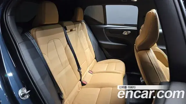 Volvo XC40 2022 — Şəkil 21/30