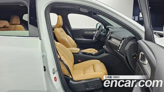 Volvo XC40 2021 — Photo 4/33